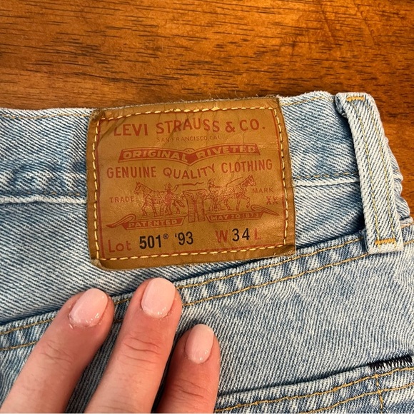 Vintage Levi’s cutoff Light Blue Distressed Denim Shorts 501 ‘93 size 34 7” - Picture 6 of 12